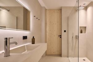 Koupelna v ubytování Lärchenlodge SkySpa and Rooftop Pool inklusive Stubai SuperCard + 56 fotografií