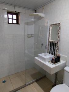 Ένα μπάνιο στο Casa espaçosa e aconchegante em Itacimirim