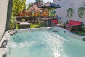 Πισίνα στο ή κοντά στο Sampford Hideaway Retreat