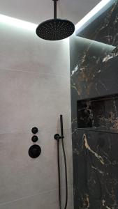 Ένα μπάνιο στο centralised air conditioned apartment in a respectable residence with private parking in sale