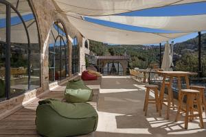 Nespecifikovaný výhled na hory nebo výhled na hory při pohledu z penzionu