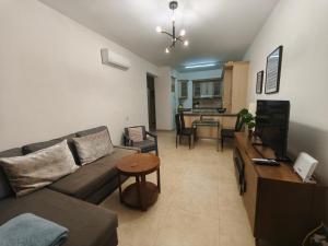 ein Wohnzimmer mit Sofa und Fernseher in der Unterkunft Danaos Nava in Paphos City