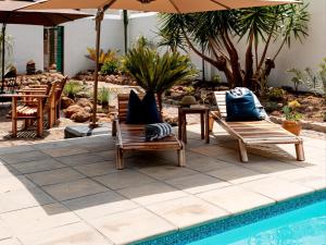 Πισίνα στο ή κοντά στο Far Far Away Guesthouse +25 φωτογραφίες