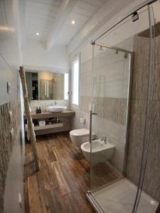 Et badeværelse på Casa Emilio + 14 billeder