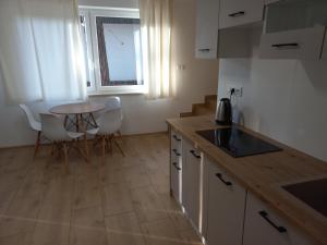 Η κουζίνα ή μικρή κουζίνα στο Domek Pod Dębem +12 φωτογραφίες