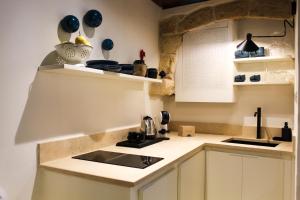 Kuchyň nebo kuchyňský kout v ubytování I Granai, dimora con vasca idromassaggio - Marea Stays Collection