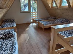 Ένα ή περισσότερα κρεβάτια σε δωμάτιο στο Domek Pod Dębem