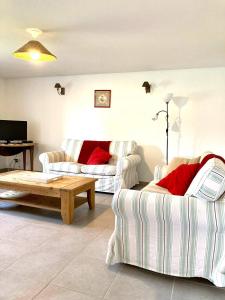 ein Wohnzimmer mit zwei Sofas und einem Couchtisch in der Unterkunft CÔTE MER in Quiberville + 24 Fotos