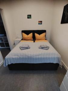 Ένα ή περισσότερα κρεβάτια σε δωμάτιο στο Haus Charlottenburg 1, zentrumsnah gelegen, mit Blick auf die Festung