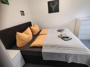 Ένα ή περισσότερα κρεβάτια σε δωμάτιο στο Haus Charlottenburg 1, zentrumsnah gelegen, mit Blick auf die Festung