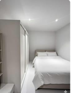 En eller flere senge i et værelse på Cozy Home Mukdahan