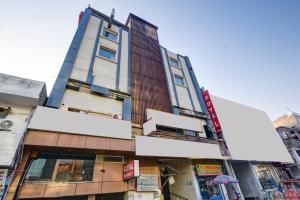 un edificio alto en una calle de la ciudad en Hotel Royal Residency At Near By International Airport, en Nueva Delhi