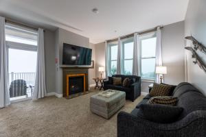 Χώρος καθιστικού στο Snowshoe Village Ski-in - Ski-out Condo w Hot Tub