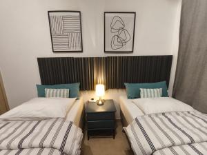 ein Schlafzimmer mit 2 Betten und einer Lampe auf einem Tisch in der Unterkunft Danaos Nava in Paphos City + 43 Fotos