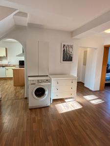 a kitchen with a washing machine in a room at Herzo City Apartment - bis zu 8 Personen - 4 Schlafzimmer - Innenstadt in Herzogenaurach