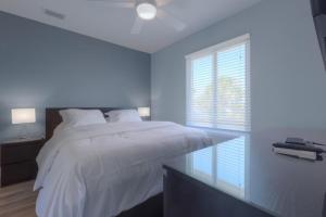 En eller flere senge i et værelse på Be A Nomad - Calm Ocean Retreat Five