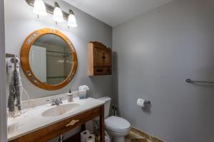 Ένα μπάνιο στο Snowshoe Village Ski-in - Ski-out Condo w Hot Tub +60 φωτογραφίες