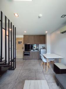 Η κουζίνα ή μικρή κουζίνα στο 靠近naiharn beach , utopia residence pool view,A208