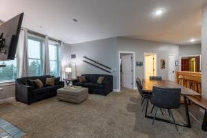 Χώρος καθιστικού στο Snowshoe Village Ski-in - Ski-out Condo w Hot Tub