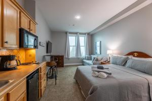 Ένα ή περισσότερα κρεβάτια σε δωμάτιο στο Snowshoe Village Ski-in - Ski-out Condo w Hot Tub