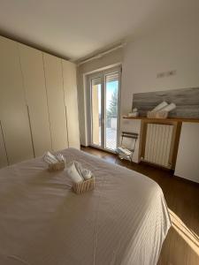 um quarto com uma cama com dois travesseiros em Cardarelli Loft Macerata em Macerata