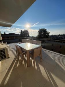 uma mesa e duas cadeiras em uma varanda em Cardarelli Loft Macerata em Macerata