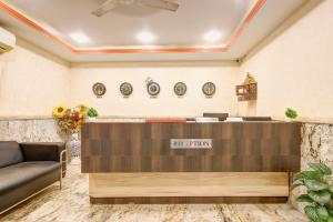 Un mostrador de recepción en una habitación con platos en la pared. en Hotel Royal Residency At Near By International Airport, en Nueva Delhi