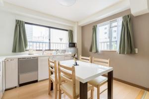 Η κουζίνα ή μικρή κουζίνα στο 豪华家庭套房5F大阪城徒歩可能 谷町四丁目駅徒歩1分 Tanimachi 5F