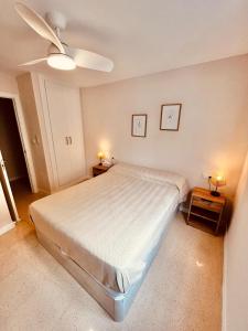 a bedroom with a bed and a ceiling fan at Piso en Centro-Fortaleza Santa Pola in Santa Pola