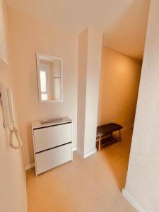an empty room with a dresser and a mirror at Piso en Centro-Fortaleza Santa Pola in Santa Pola