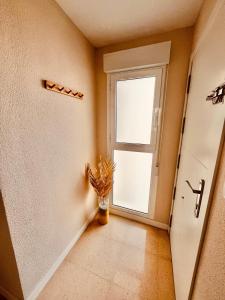 an empty hallway with a door and a window at Piso en Centro-Fortaleza Santa Pola in Santa Pola