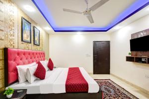 Un dormitorio con una cama grande con cabecero rojo. en Hotel Royal Residency At Near By International Airport, en Nueva Delhi