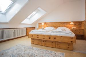 a bedroom with a large wooden bed with skylights at Welcome in - Appartement centraal gelegen met balkon - Heidestrasse 2 Winterberg in Winterberg