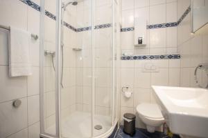 a bathroom with a shower and a toilet and a sink at Welcome in - Appartement centraal gelegen met balkon - Heidestrasse 2 Winterberg in Winterberg