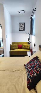 Apartment Mountain View with Private Sauna في باد هوفغاستين: غرفة معيشة مع أريكة وسرير