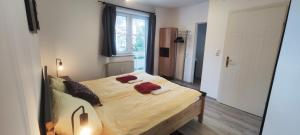 Apartment Mountain View with Private Sauna في باد هوفغاستين: غرفة نوم بها سرير ووسادتين عليه