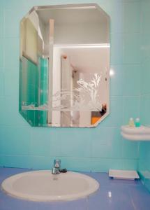 Luna Hut Resort في هوا هين: حمام مزود بحوض ومِرآة