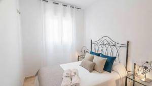 ein Schlafzimmer mit einem Bett mit zwei Paar Hausschuhen in der Unterkunft Villa Paraiso Torrox by Ruralidays in Torrox + 17 Fotos