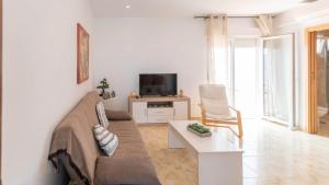 ein Wohnzimmer mit Sofa und Fernseher in der Unterkunft Villa Paraiso Torrox by Ruralidays in Torrox