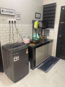 Η κουζίνα ή μικρή κουζίνα στο Humaira Homestay Segamat