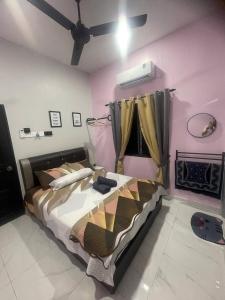 Ένα ή περισσότερα κρεβάτια σε δωμάτιο στο Humaira Homestay Segamat