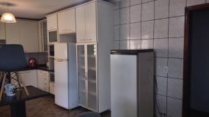 Kuchyň nebo kuchyňský kout v ubytování Chácara Piscina Condomínio 50km SP