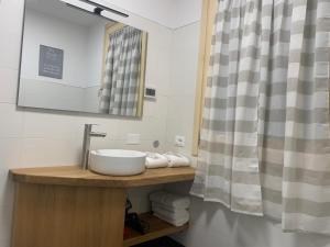 Appartamento 21 - Smart Apartment nel centro di Segusino, vicino le colline del Prosecco في Sequsino: حمام مع حوض ومرآة +5 صور