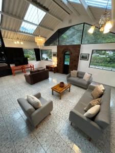 Χώρος καθιστικού στο Wow Epic River-view Fam crib