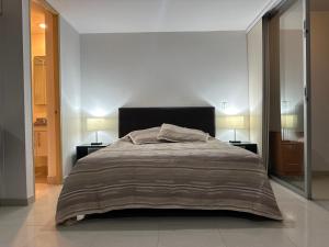 Кровать или кровати в номере Apartaestudio en Bucaramanga