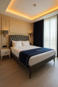 En eller flere senge i et værelse på Loft Airport Hotel