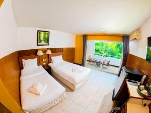 Luna Hut Resort في هوا هين: غرفة فندقية بسريرين وشرفة +172 صورة