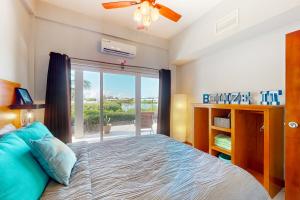 En eller flere senge i et værelse på Suite F101 Mara Laguna + 43 billeder