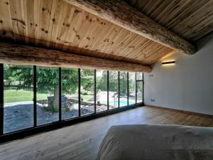 Giường trong phòng chung tại La FRAMBOISINE