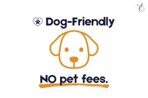 un cartello con la testa di un cane che ammette animali domestici senza costi aggiuntivi di Silly Goose Lodge a Granby